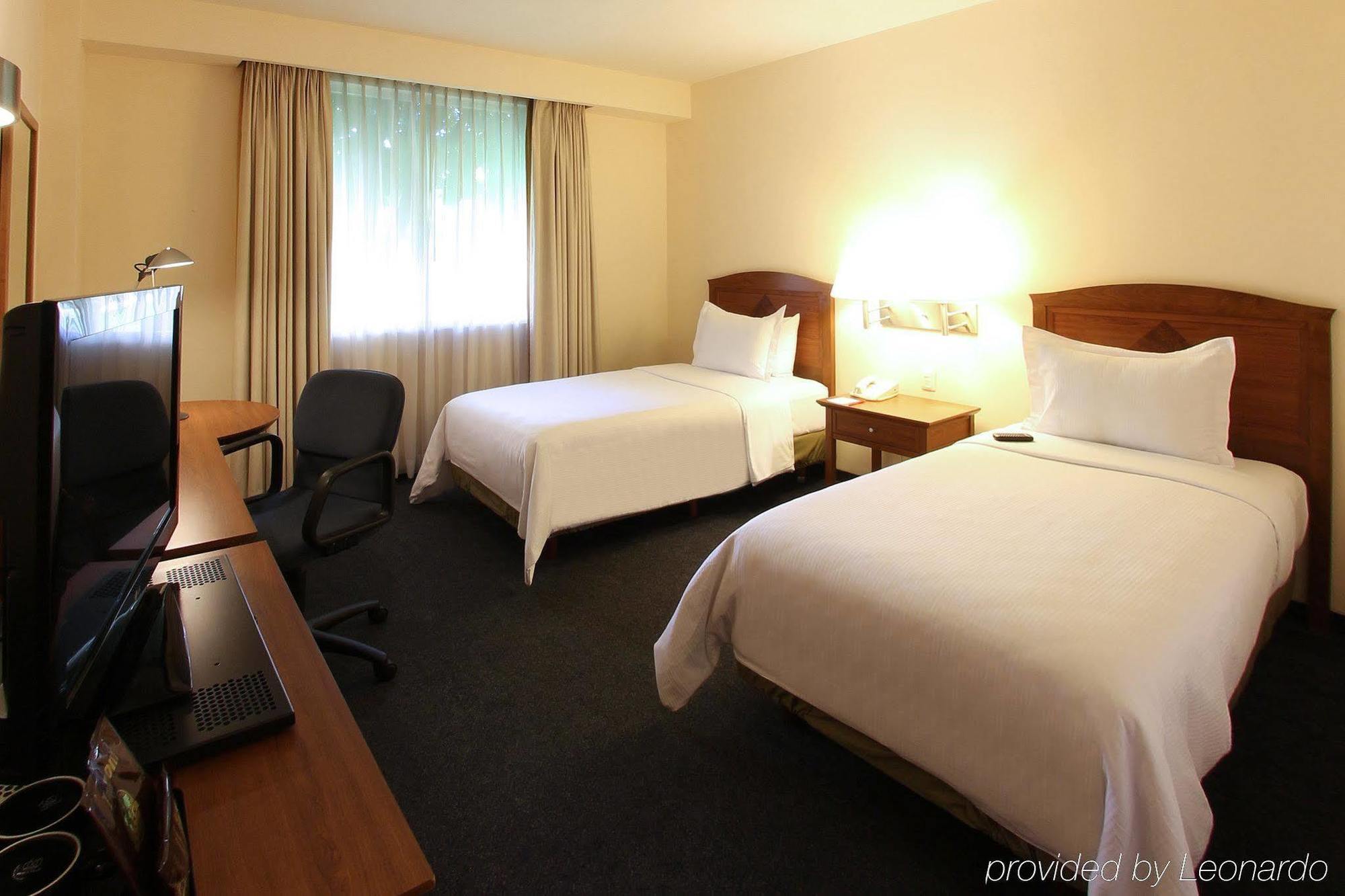 Fiesta Inn Express San Luis Potosi Oriente Exteriör bild